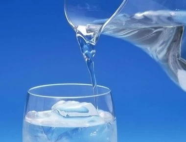 Αυτά είναι τα πέντε σημάδια που σου «λένε» ότι πίνεις περισσότερο νερό από ότι χρειάζεσαι